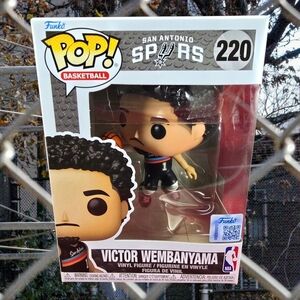 Funko Pop!  Victor Wembanyama Exclusive Funko #220 (Nib) With Pop Prorector